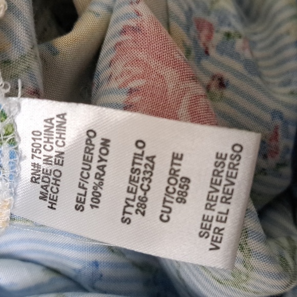 Cool, soft 100% Rayon, cute button-up floral blouse in size XL for comfort. - Picture 7 of 8